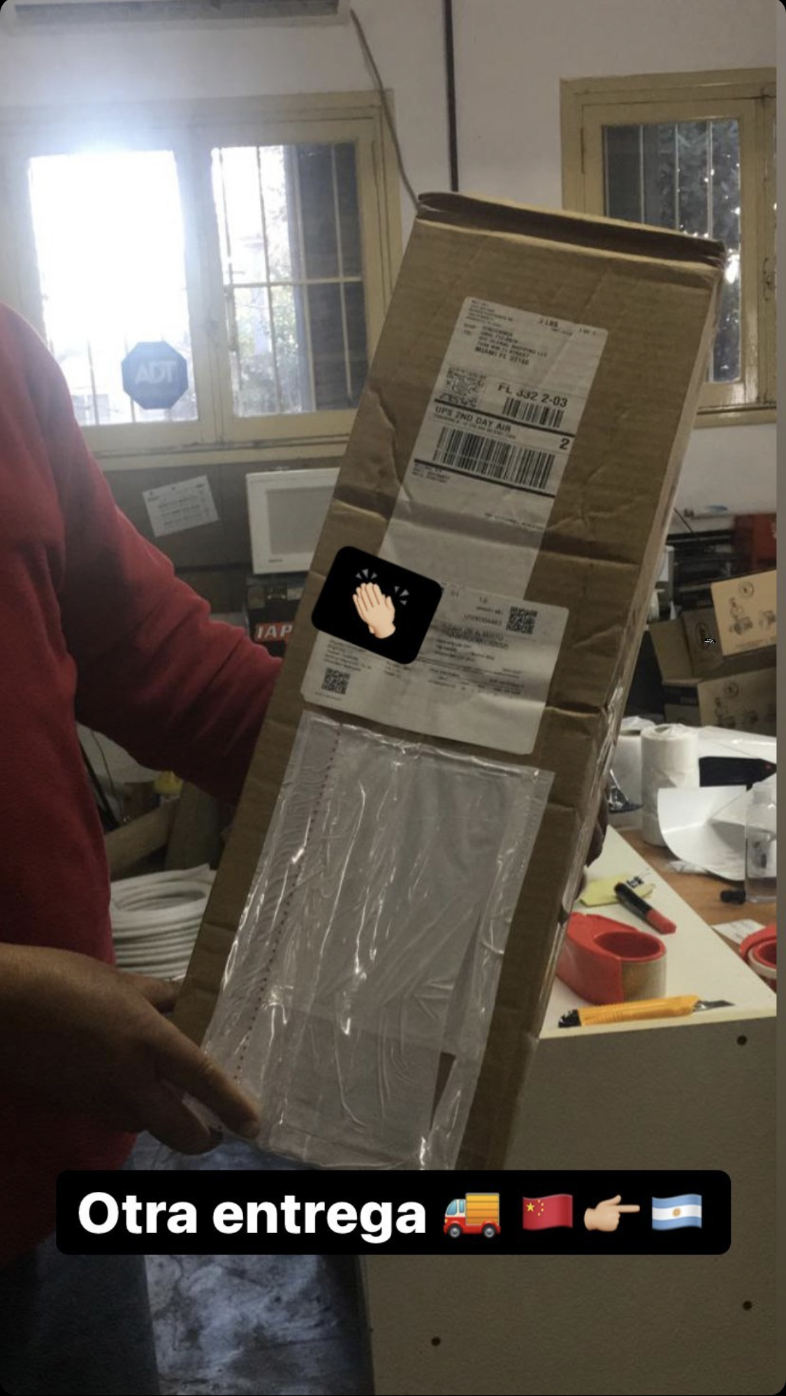 Clientes de Dindonbox mostrando sus compras