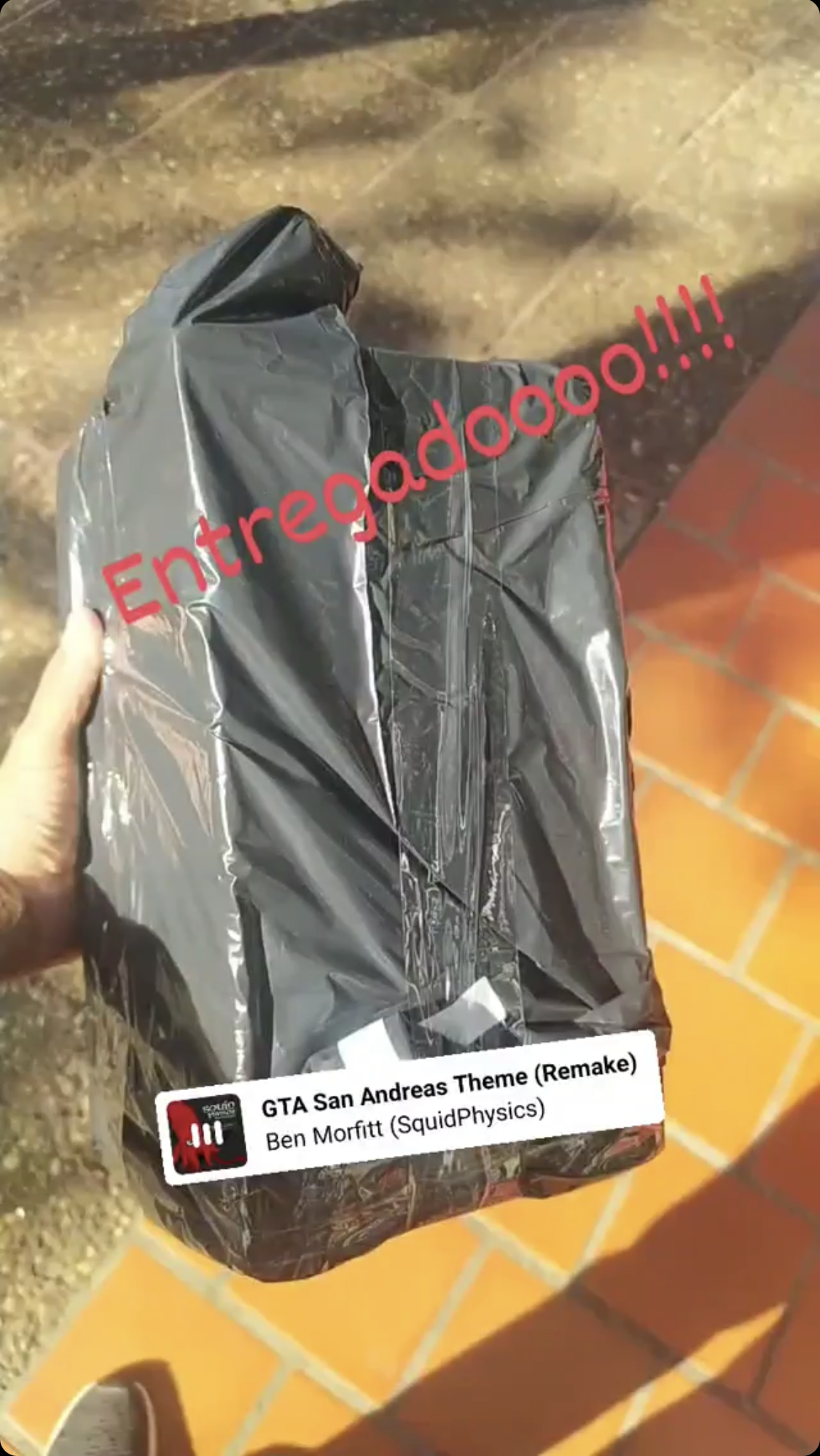 Clientes de Dindonbox mostrando sus compras