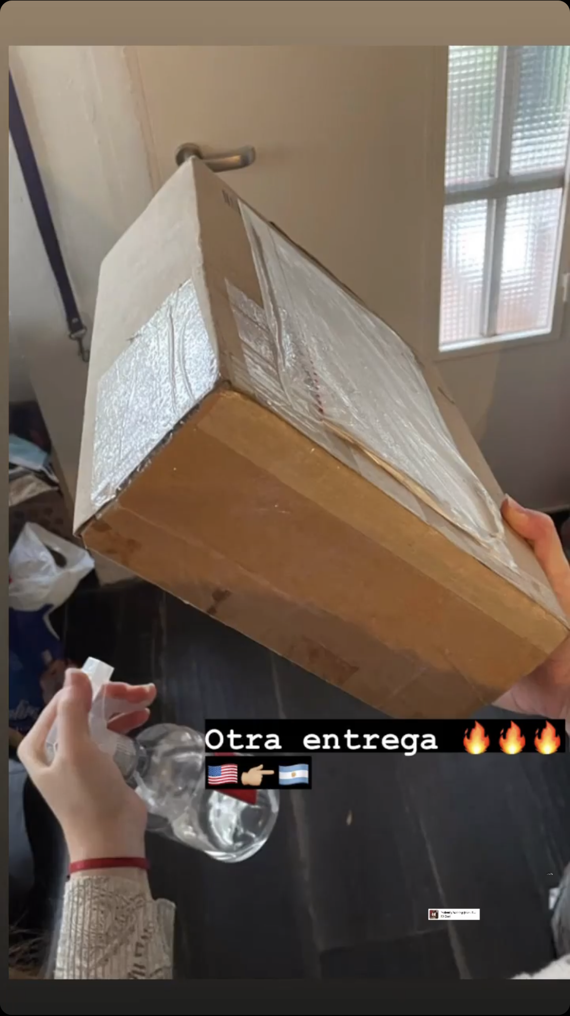 Clientes de Dindonbox mostrando sus compras