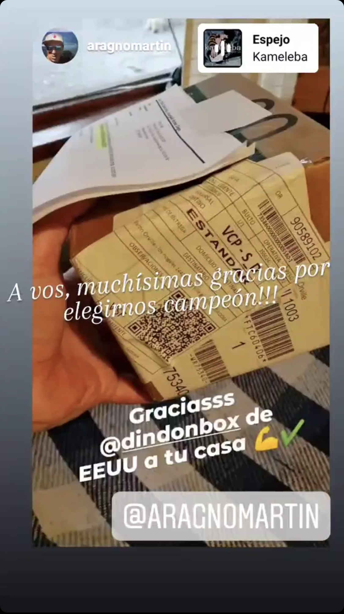 Clientes de Dindonbox mostrando sus compras