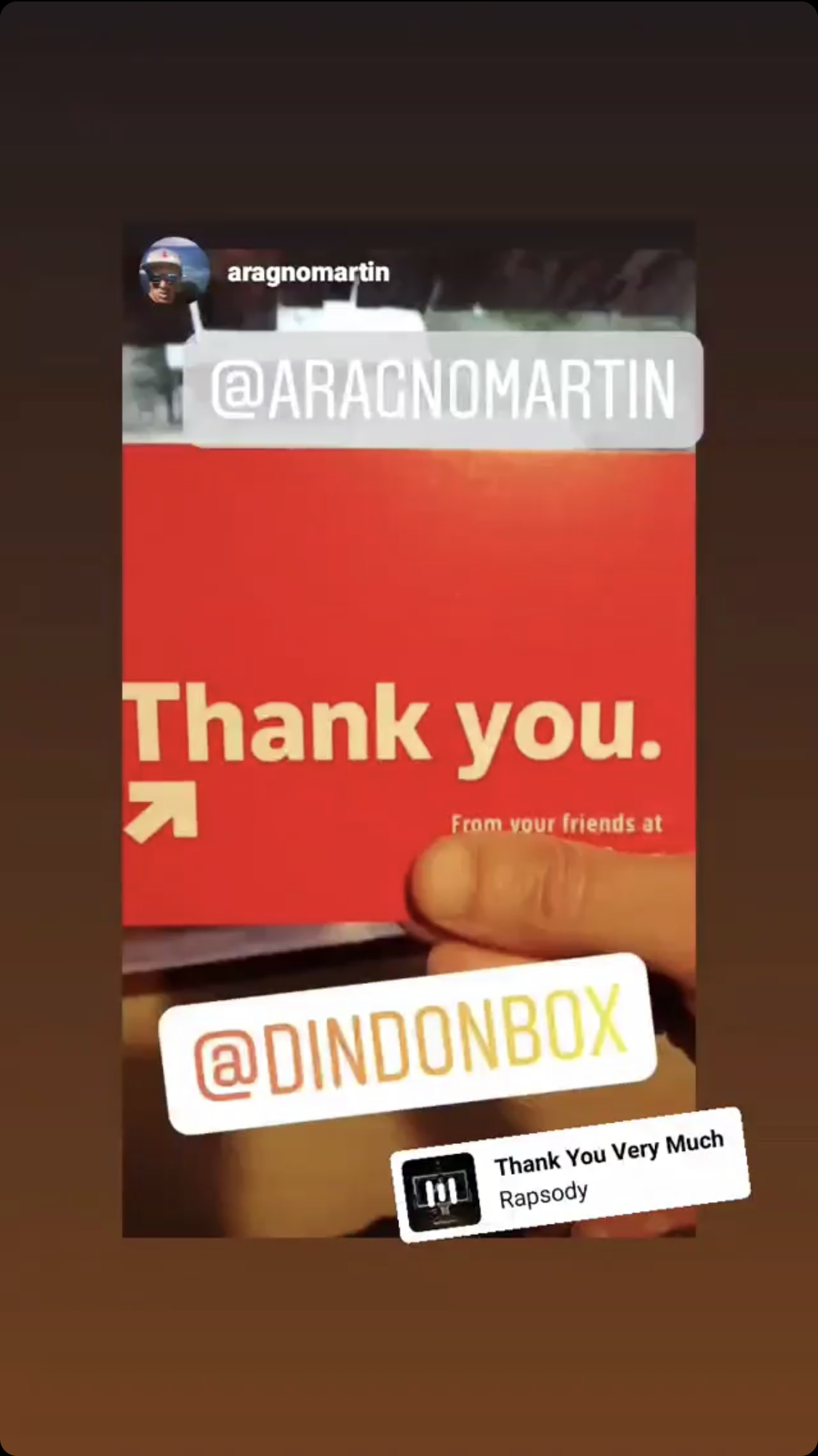 Clientes de Dindonbox mostrando sus compras