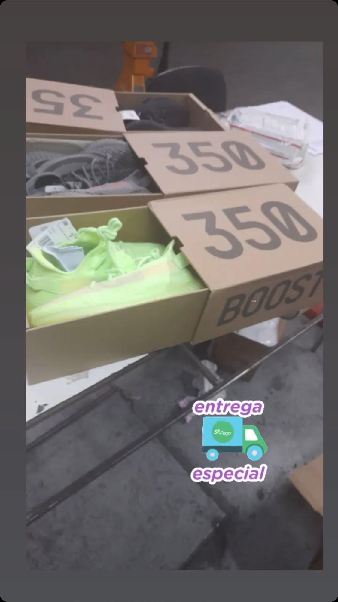 Clientes de Dindonbox mostrando sus compras